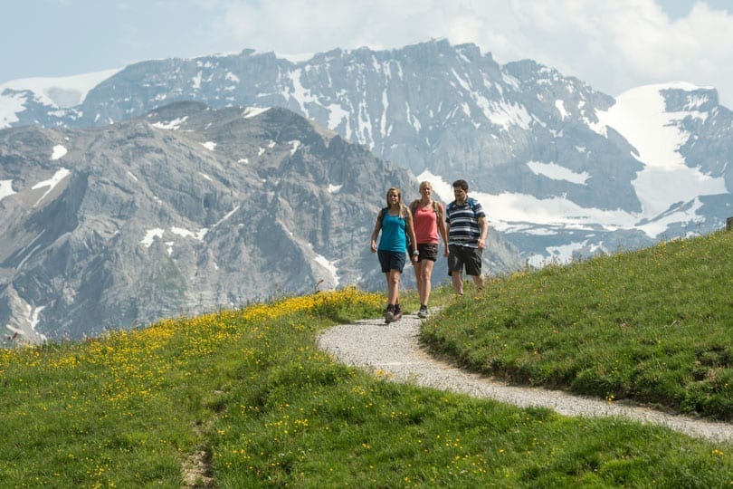 Freunde wandern durch das bezaubernde Bergpanorama in Adelboden.