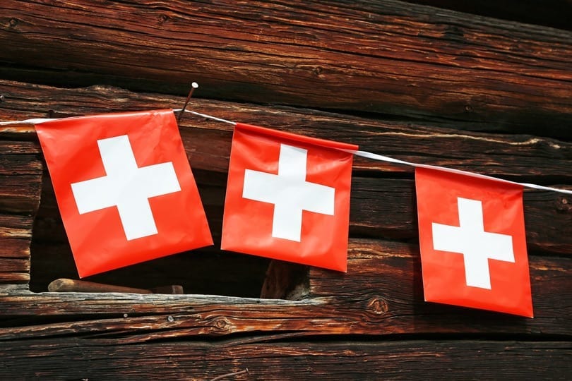Schweizer Fahnen an einem Holzchalet