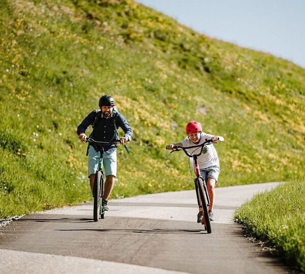 Vater und Sohn haben Spass im Trottiland Adelboden
