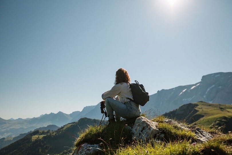 Wandererin geniesst die Aussicht über das Enstligental
