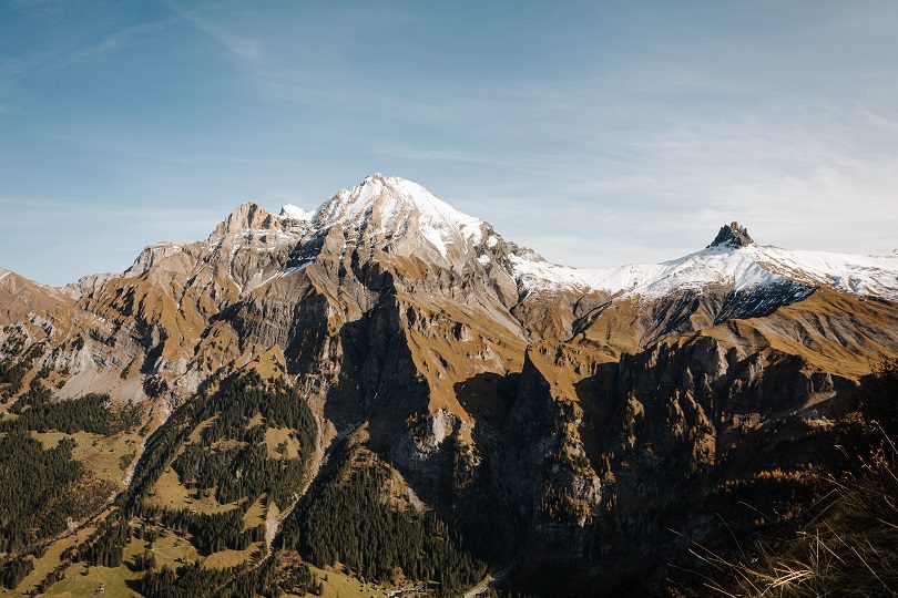 Verschneite Berge in Adelboden im Herbst
