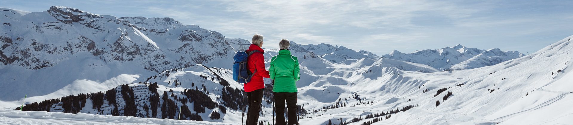 Winterwanderer geniessen die Aussicht